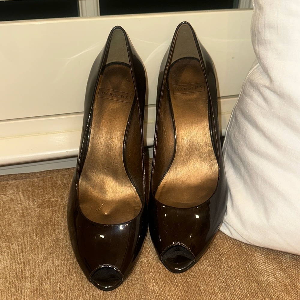 Harold’s chocolate brown wedge w/peep toe